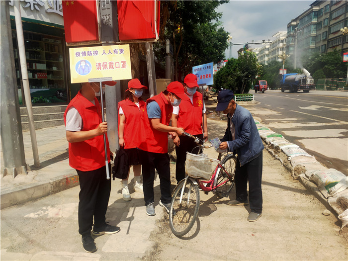 7月21日，定西市通渭縣紀(jì)委監(jiān)委機(jī)關(guān)志愿者在城區(qū)開(kāi)展“不聚集、戴口罩”志愿活動(dòng)。.jpg