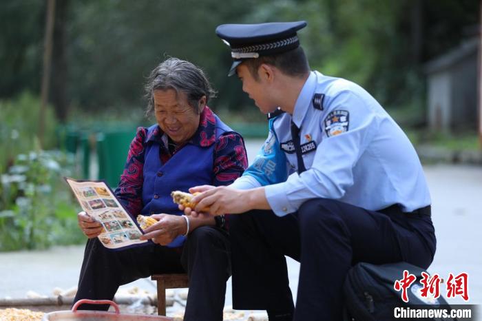 圖為民警背警務(wù)小包給民眾宣講政策。(資料圖) 甘肅省公安廳供圖