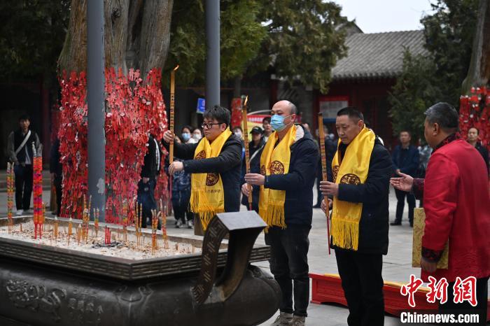 在甘肅天水市伏羲廟內(nèi)，參祭者雙手持香，祭拜人文始祖伏羲。　李亞龍 攝