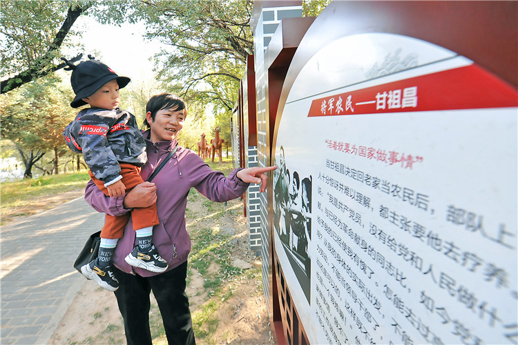 嘉峪關(guān)市紀(jì)委監(jiān)委通過實施“政治鑄廉、教育促廉、文化育廉、陣地助廉、監(jiān)督固廉”等“五廉”行動，深入推進(jìn)新時代廉潔文化建設(shè)。圖為市民在迎賓湖絲路廉潔文化主題公園“勤廉楷模墻”接受廉潔文化教育。.jpg