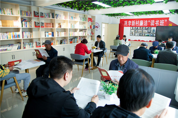 隴南市禮縣開展廉潔書籍進(jìn)農(nóng)家書屋活動，圖為羅壩鎮(zhèn)鞏李新村舉辦的“廉潔讀書班”。.jpg