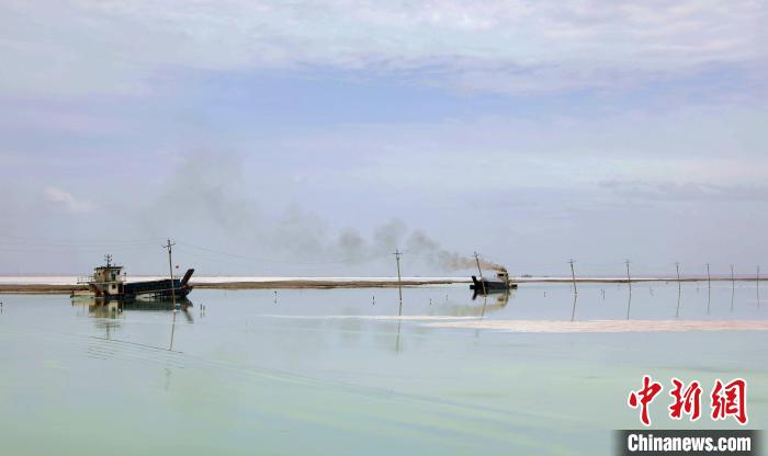 “天空之鏡”青海茶卡鹽湖：迎黃金旅游季，獨(dú)特景色引客來