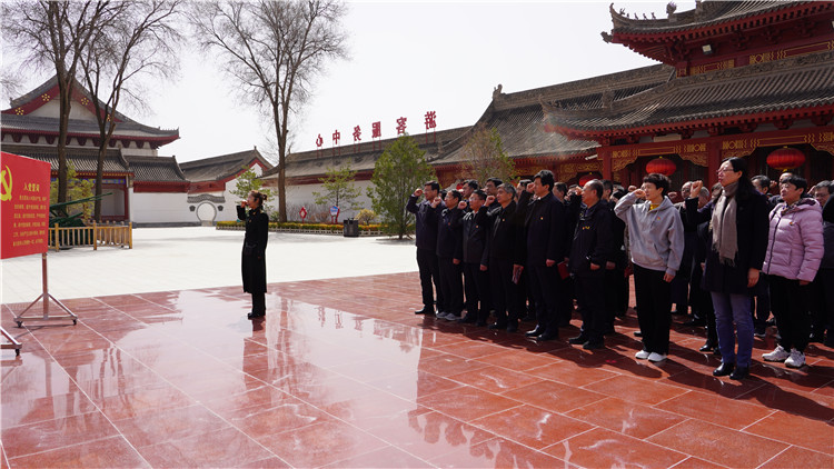 4月6日，為傳承弘揚(yáng)革命英烈精神，教育引導(dǎo)紀(jì)檢監(jiān)察干部筑牢信仰之基、補(bǔ)足精神之鈣、把穩(wěn)思想之舵，永葆忠誠干凈擔(dān)當(dāng)?shù)恼伪旧?。市紀(jì)委監(jiān)委組織紀(jì)檢監(jiān)察干部赴靜寧縣界石鋪紅軍長征紀(jì)念館和莊浪縣梯田紀(jì)念館開展廉政教育和革命傳統(tǒng)教育。.jpg