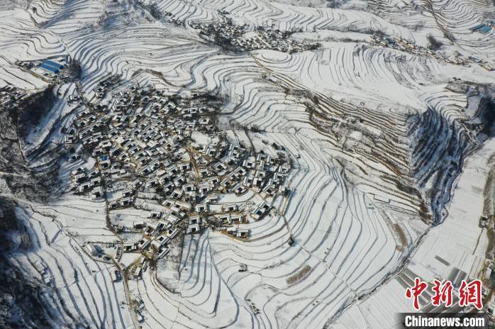 圖為航拍甘肅隴南市西和縣的“雪后鄉(xiāng)村”。(資料圖)張平良 攝