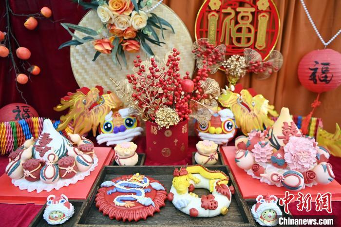 1月25日，春節(jié)臨近，蘭州一花饃店“龍”元素花饃熱銷(xiāo)。圖為展出的“龍”元素花饃。九美旦增 攝