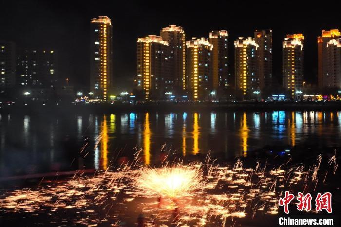 國家級非物質(zhì)文化遺產(chǎn)“打鐵花”在黃河岸畔落地。侯奇志 攝</p>
<p>