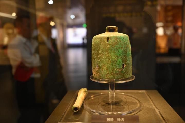 張家川縣馬家塬車輿博物館展陳的馬家塬遺址出土的銅鈴。李亞龍 攝