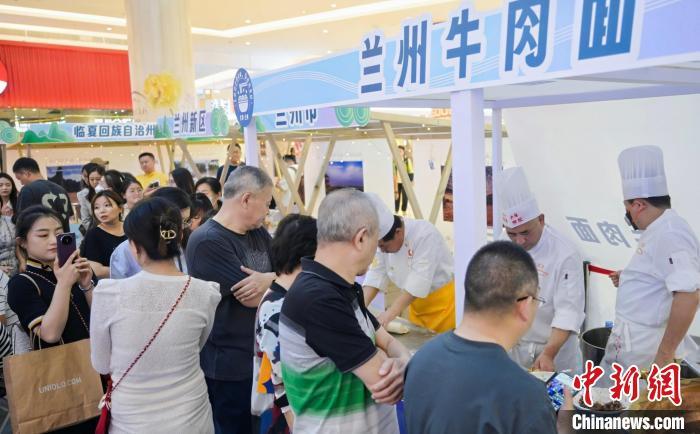 5月11日，“醉美玉如意·感恩幫扶情”甘肅(天津)文創(chuàng)非遺市集和特色美食展示活動(dòng)在天津舉行。(天津市文旅局供圖)