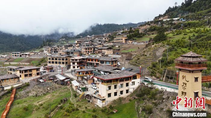 5月11日，雨后的甘肅扎尕那景區(qū)云霧繚繞，群山環(huán)抱，藏式村落掩映其中，構(gòu)成獨(dú)特的人文和自然景觀。九美旦增 攝