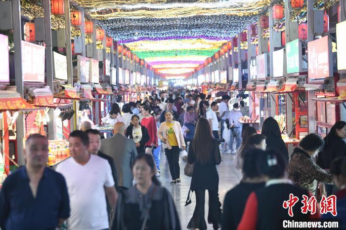 圖為燈光亮起，明清街夜市人氣漸旺?！〈魑牟?攝</p><p>