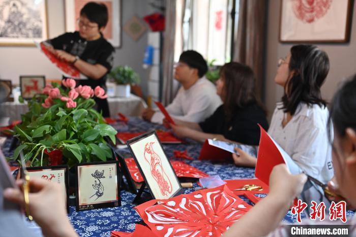 6月6日，在甘肅敦煌青年夜校課程中，青年學(xué)員學(xué)習(xí)敦煌非遺剪紙課程。李亞龍 攝　　