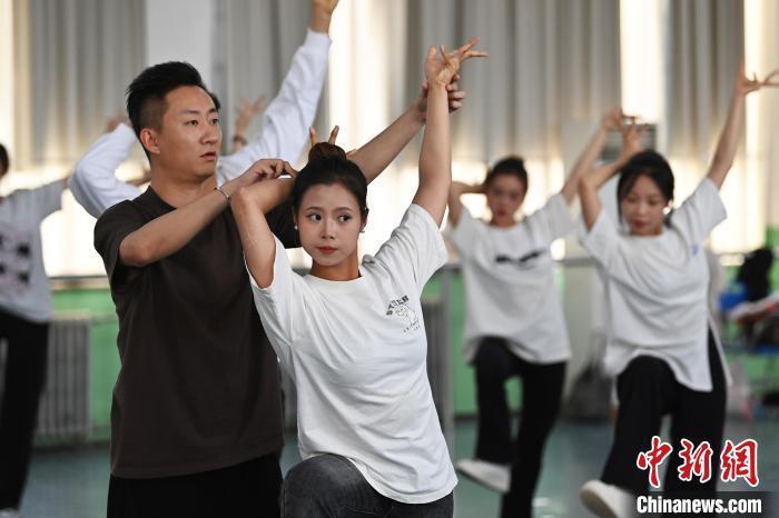 6月6日，在甘肅敦煌青年夜校課程中，青年學(xué)員學(xué)習(xí)敦煌舞課程。李亞龍 攝　　