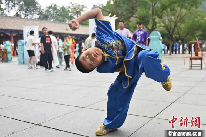 7月14日，甘肅省平?jīng)鍪嗅轻忌骄皡^(qū)內(nèi)，小朋友展示查拳。7月13日至14日，“2024年北京體育大學(xué)第十五屆國(guó)際武術(shù)比賽交流大會(huì)暨首屆崆峒山國(guó)際武術(shù)大會(huì)”舉行，大會(huì)也在崆峒山景區(qū)進(jìn)行問(wèn)道崆峒、武術(shù)高級(jí)研修班、崆峒拜師等系列活動(dòng)。中新社記者 李亞龍 攝</p>
<p>