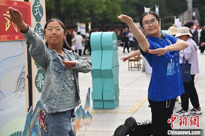 7月14日，甘肅省平?jīng)鍪嗅轻忌骄皡^(qū)內(nèi)，霍氏練手拳傳承人、霍元甲玄孫女霍靜虹(右)教授武術(shù)愛(ài)好者霍氏練手拳。7月13日至14日，“2024年北京體育大學(xué)第十五屆國(guó)際武術(shù)比賽交流大會(huì)暨首屆崆峒山國(guó)際武術(shù)大會(huì)”舉行，大會(huì)也在崆峒山景區(qū)進(jìn)行問(wèn)道崆峒、武術(shù)高級(jí)研修班、崆峒拜師等系列活動(dòng)。中新社記者 李亞龍 攝</p>
<p>