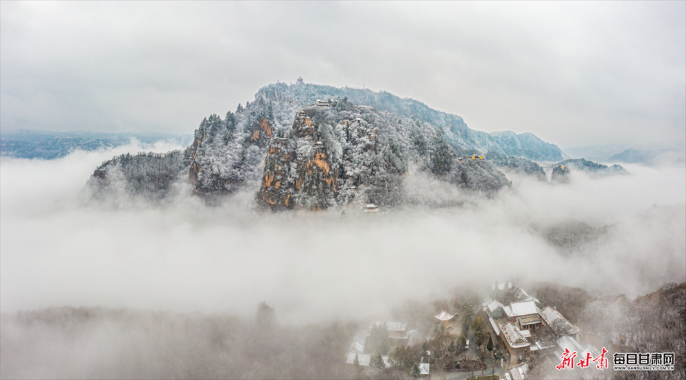 冬雪染崆峒 素雅似國(guó)畫